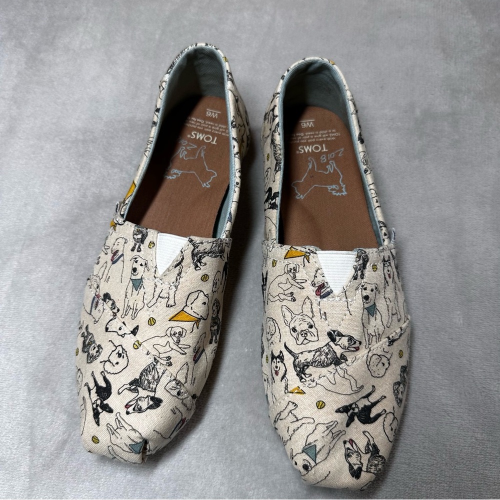 TOMS Kids Cream Slip-Ons‎ with Dog Print Sz 6